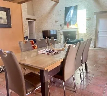 L 'eglantine, 6 Personnes * Nalliers (Vendee)