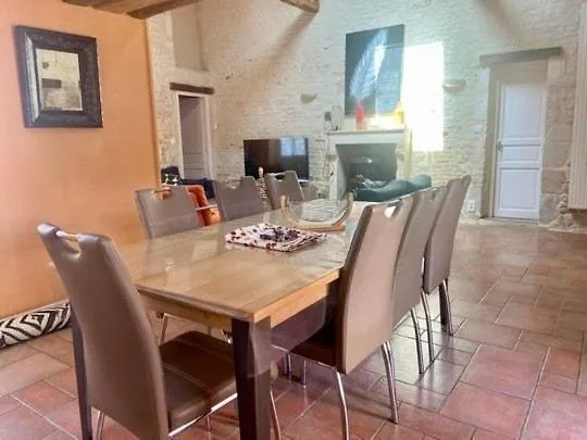 L 'eglantine, 6 Personnes * Nalliers (Vendee)